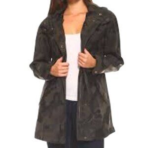 BCBGGeneration Waterproof Packable Rain Jacket Camo Size L